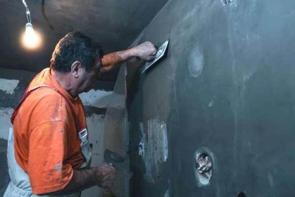 цементная штукатурка на стене